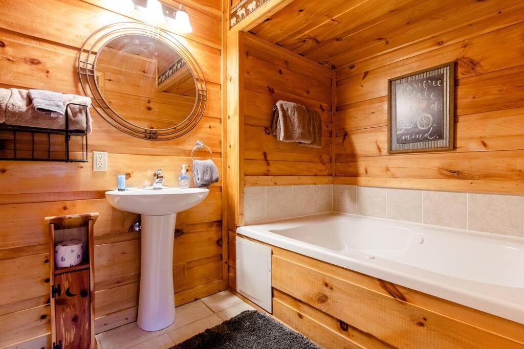 Cozy Cabin W/Hot Tub & Wifi In Gatlinburg Villa Esterno foto